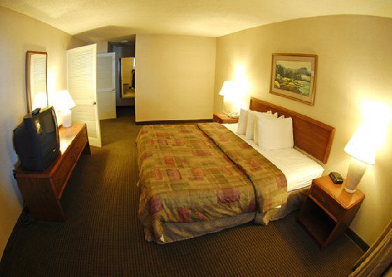 Ramada Moraine Hotel Room photo